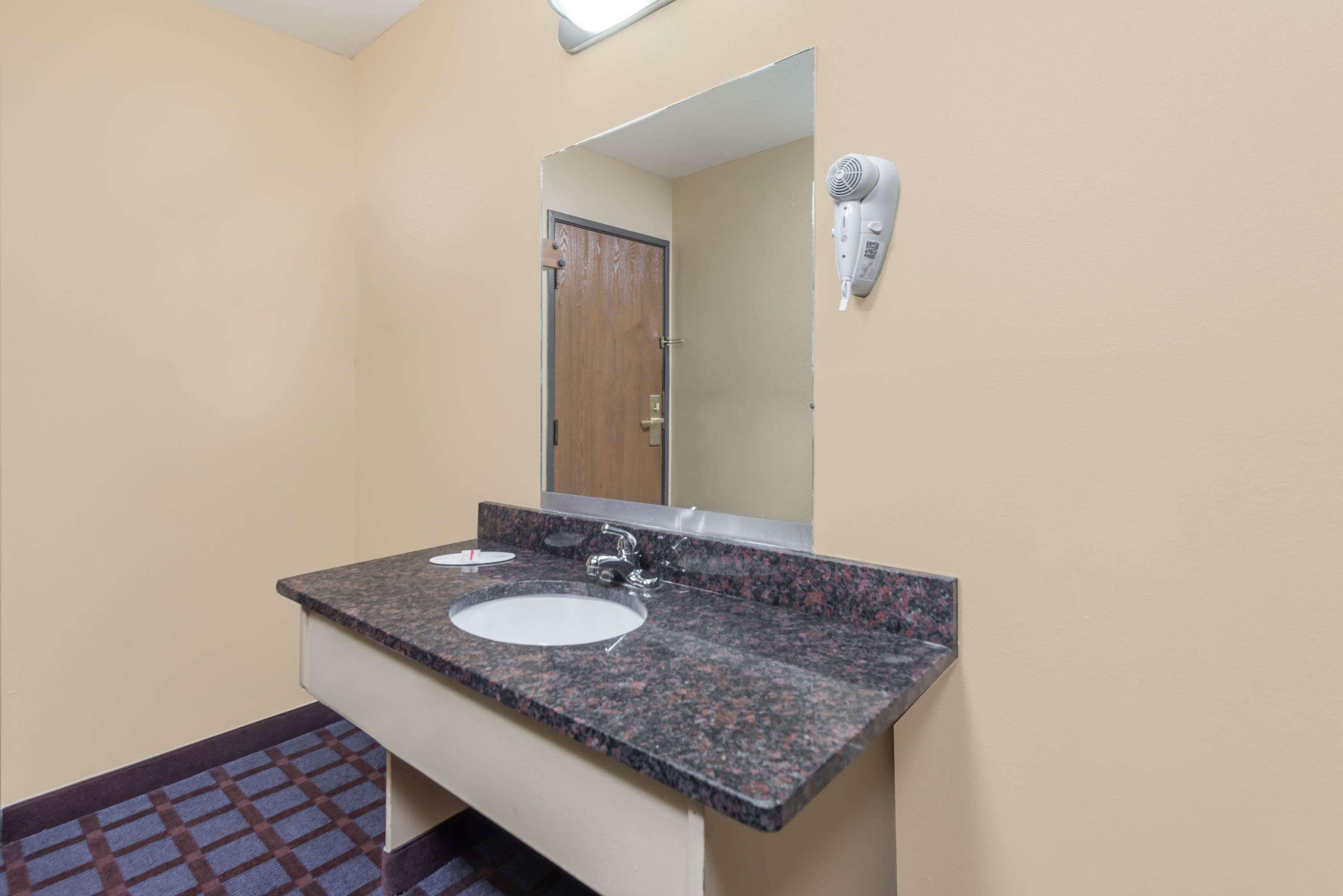 Super 8 By Wyndham Okawville Exterior foto