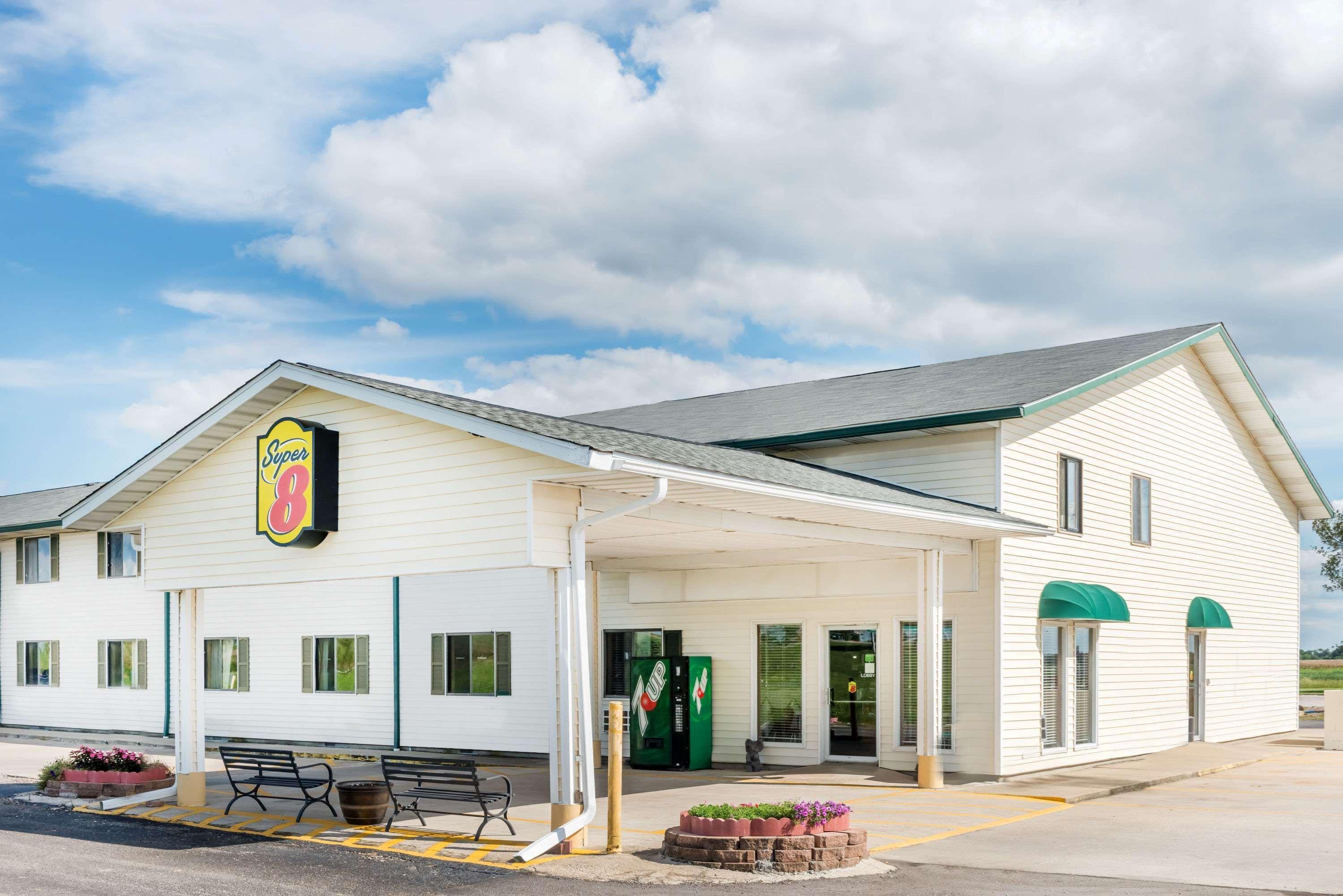Super 8 By Wyndham Okawville Exterior foto